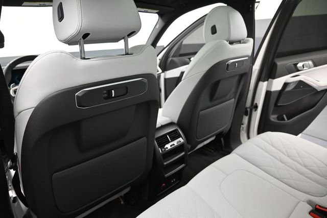 Used 2025 White BMW xDrive40i image 21