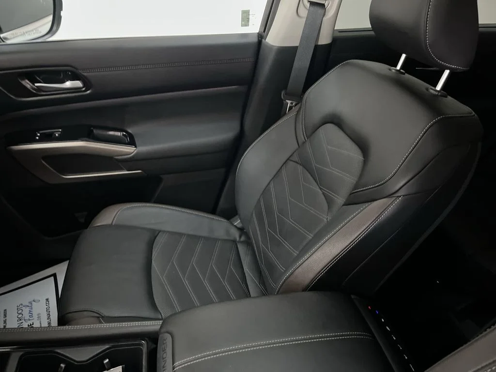 Used 2024 White Nissan Platinum image 28