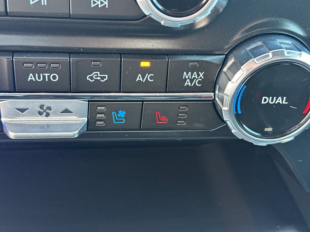 Used 2023 Carbonized Gray Metallic Ford Lariat image 26
