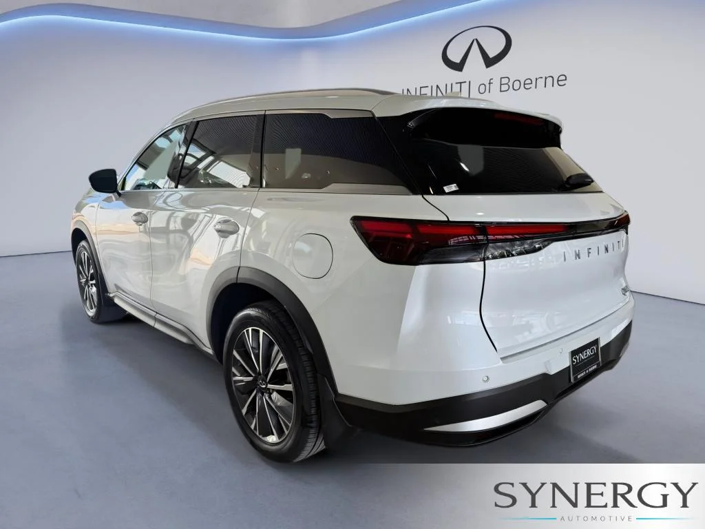 New 2027 RADIANT WHITE INFINITI Luxe FWD image 7