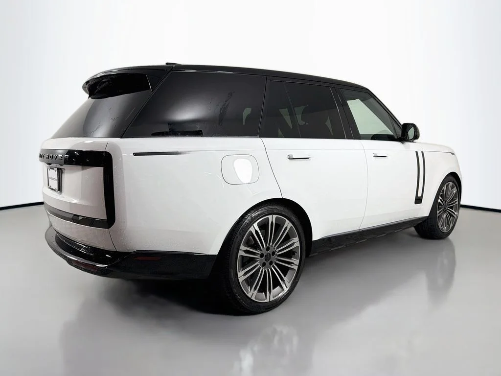 New 2026 Fuji White Land Rover SE image 5