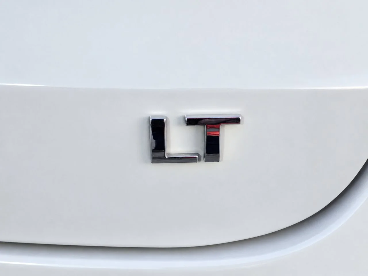 Used 2024 Summit White Chevrolet LT image 6