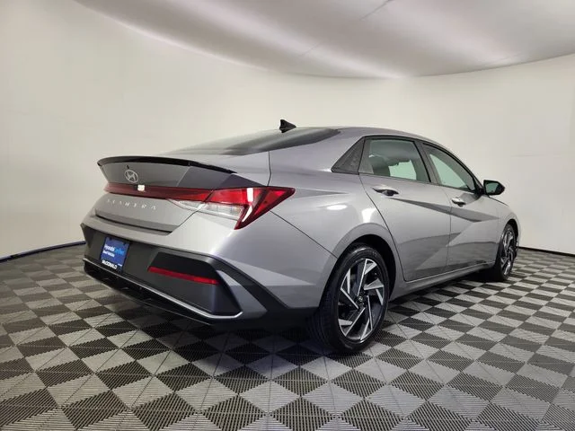 Used 2025 Silver Hyundai SEL Sport image 5