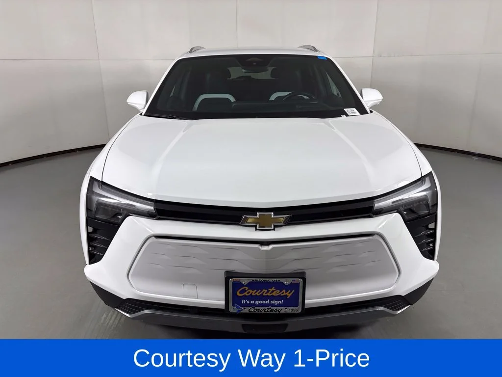 Used 2024 Summit White Chevrolet LT image 4