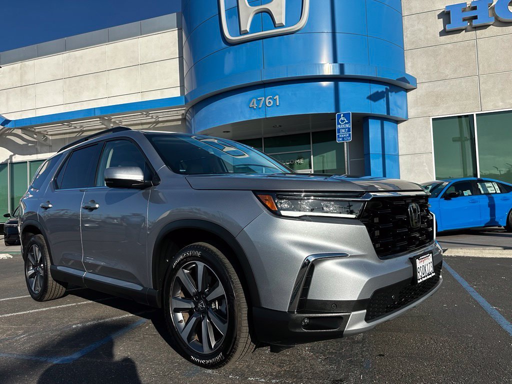 Used 2025 Lunar Silver Metallic Honda Touring image 9