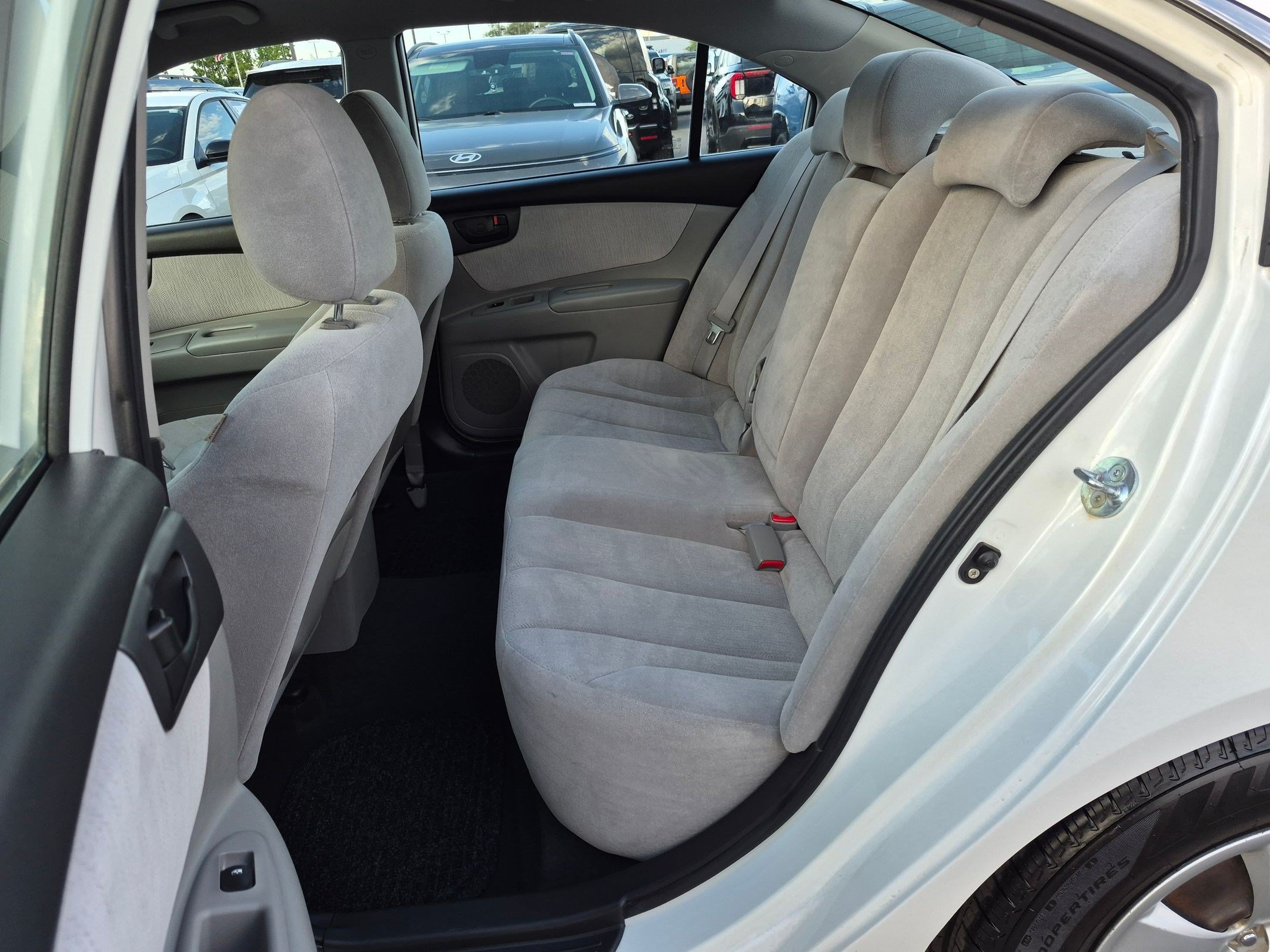 Used 2010 White Kia LX image 25