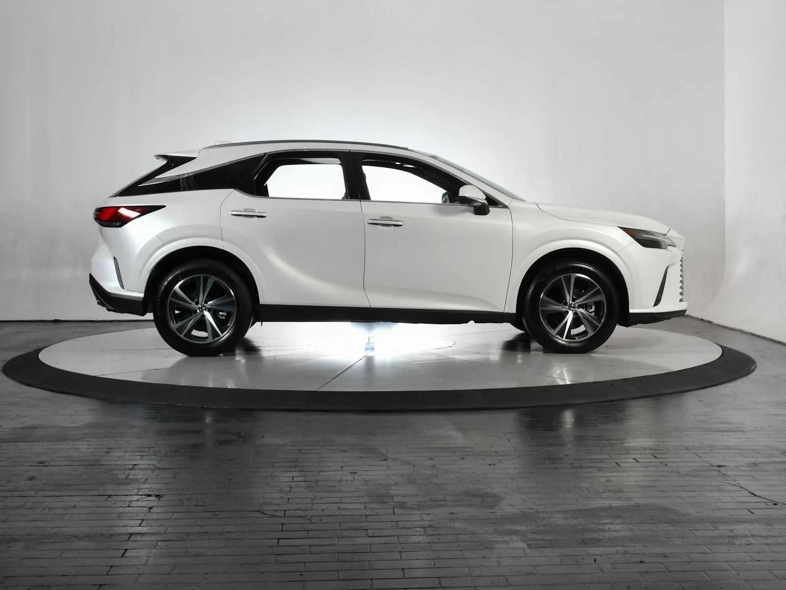 Used 2025 Eminent White Pearl Lexus Premium image 8