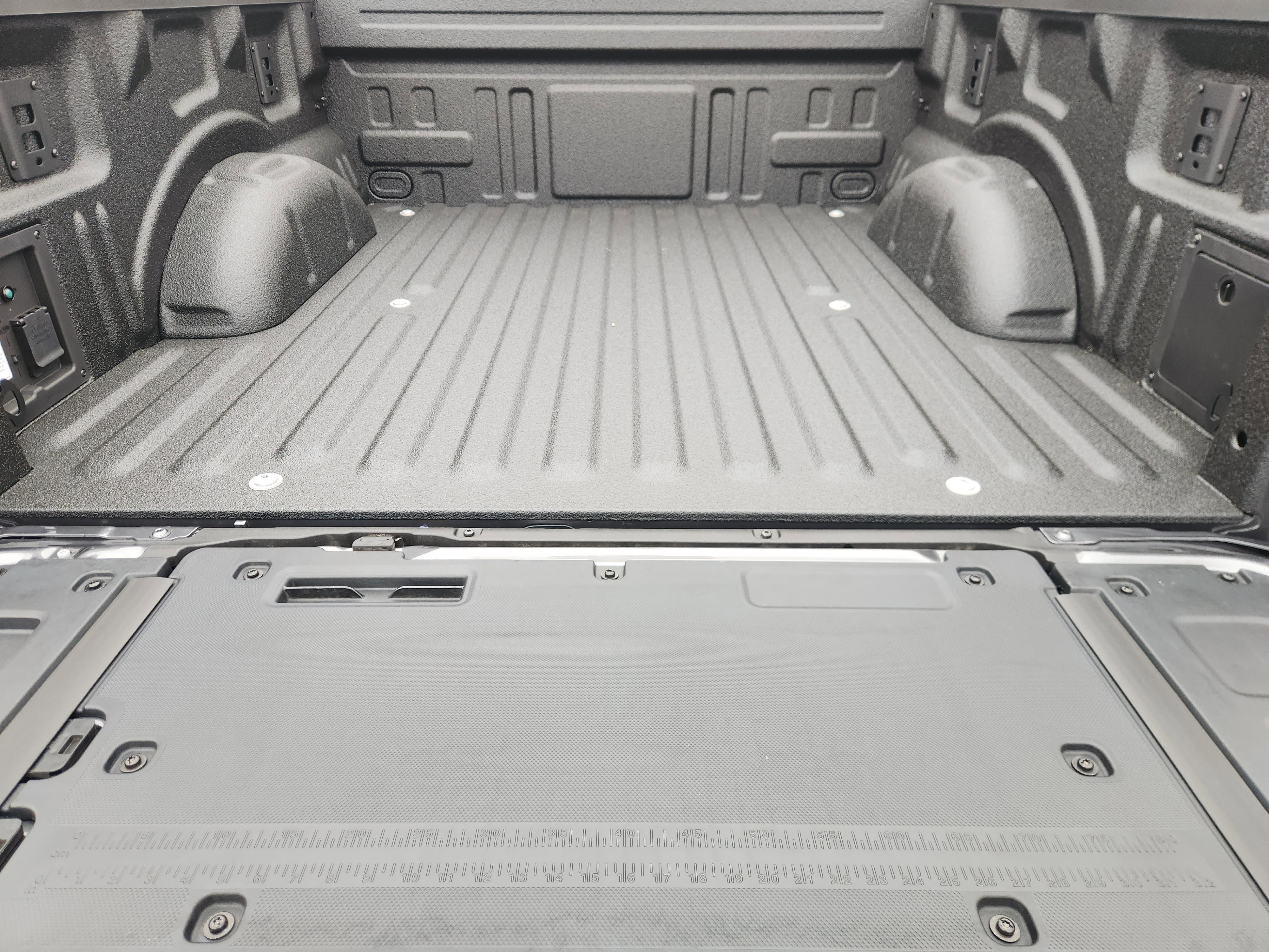 New 2025 Carbonized Gray Metallic Ford Platinum image 21