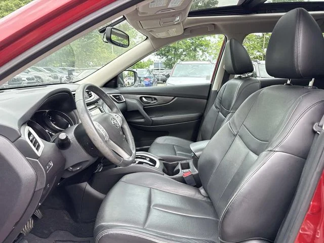 Used 2015 Red Nissan SL image 11