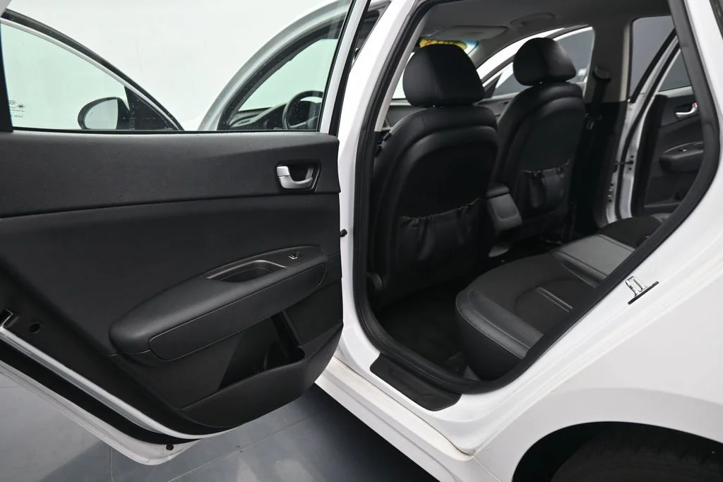 Used 2018 White Kia S image 15