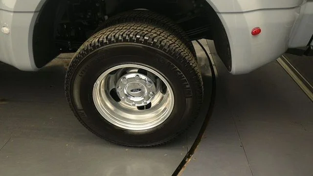 New 2026 Glacier Gray Metallic Tri-Coat Ford F-350® Platinum® image 9