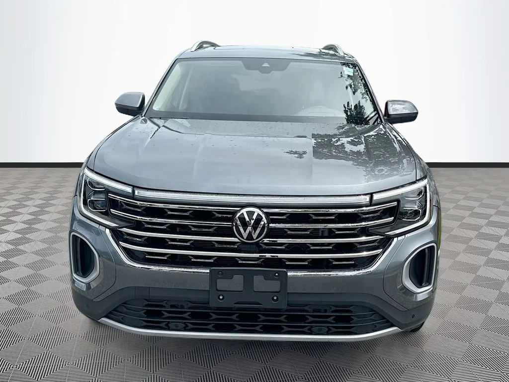 Used 2025  Volkswagen 2.0T SEL image 2