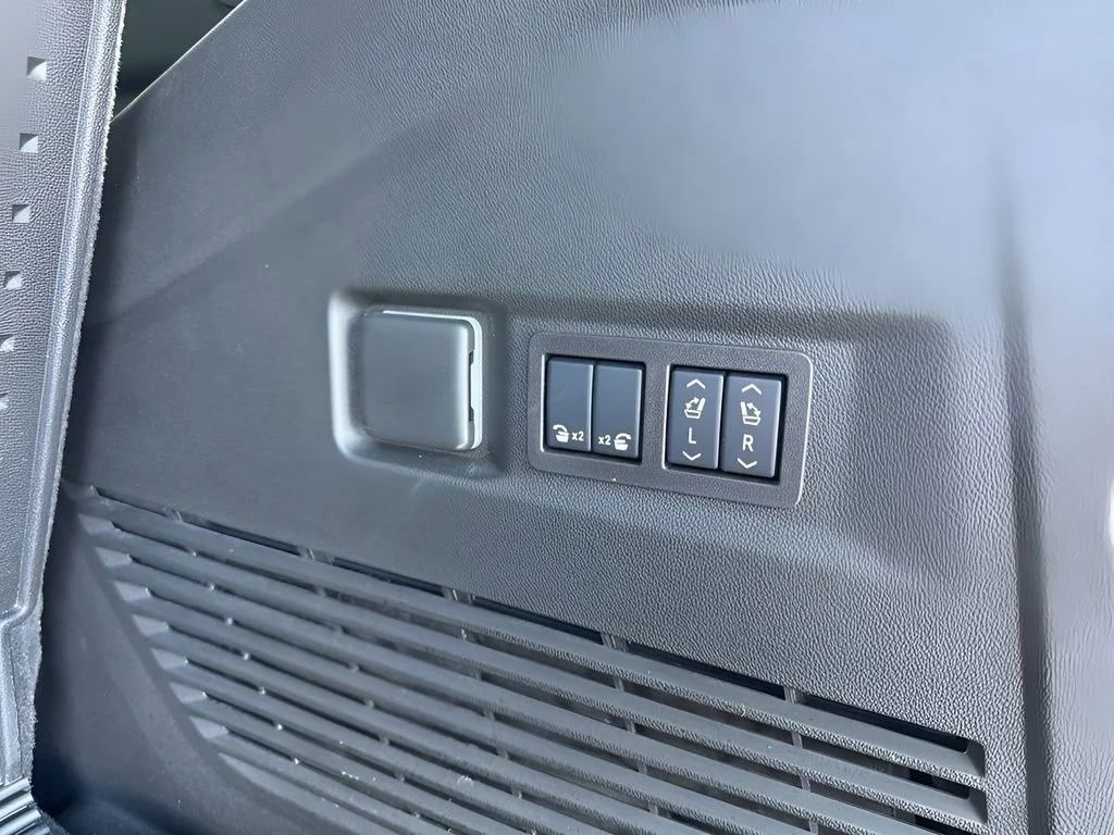 Used 2026 Polar White Tricoat Chevrolet Premier image 32