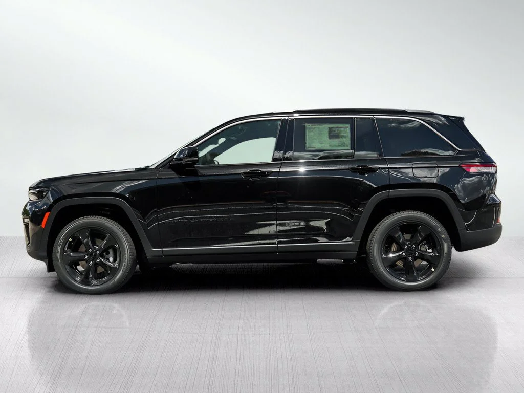 New 2026 Diamond Black Crystal Pearlcoat Jeep Limited image 4