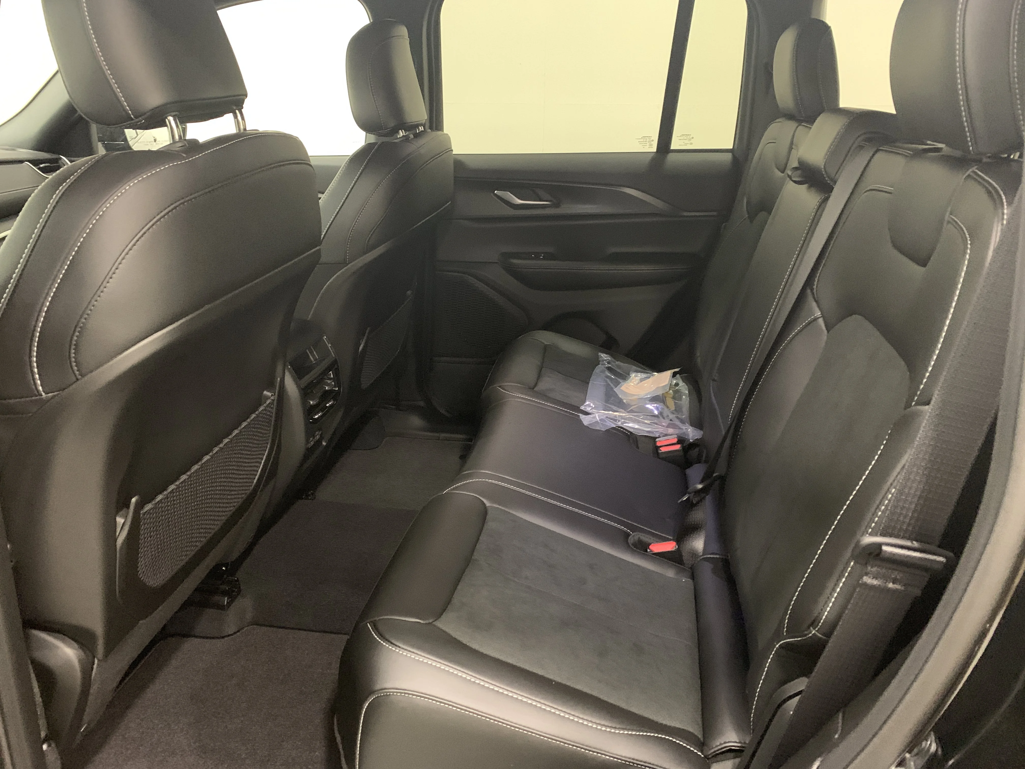 New 2025 Diamond Black Crystal Pearl Jeep Altitude image 7