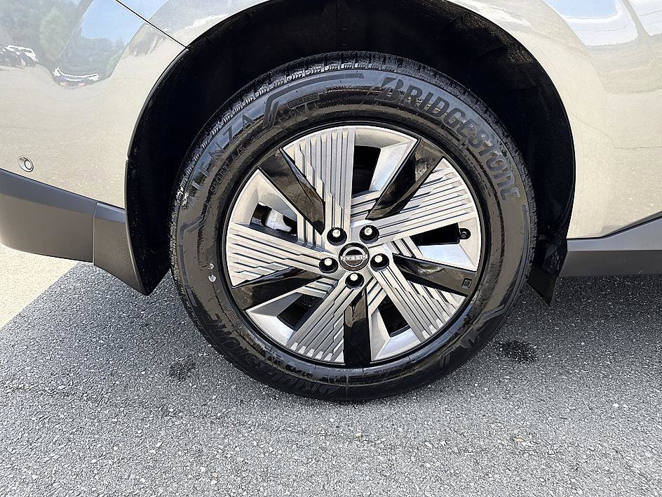 Used 2025 Gun Metallic Nissan SL image 10