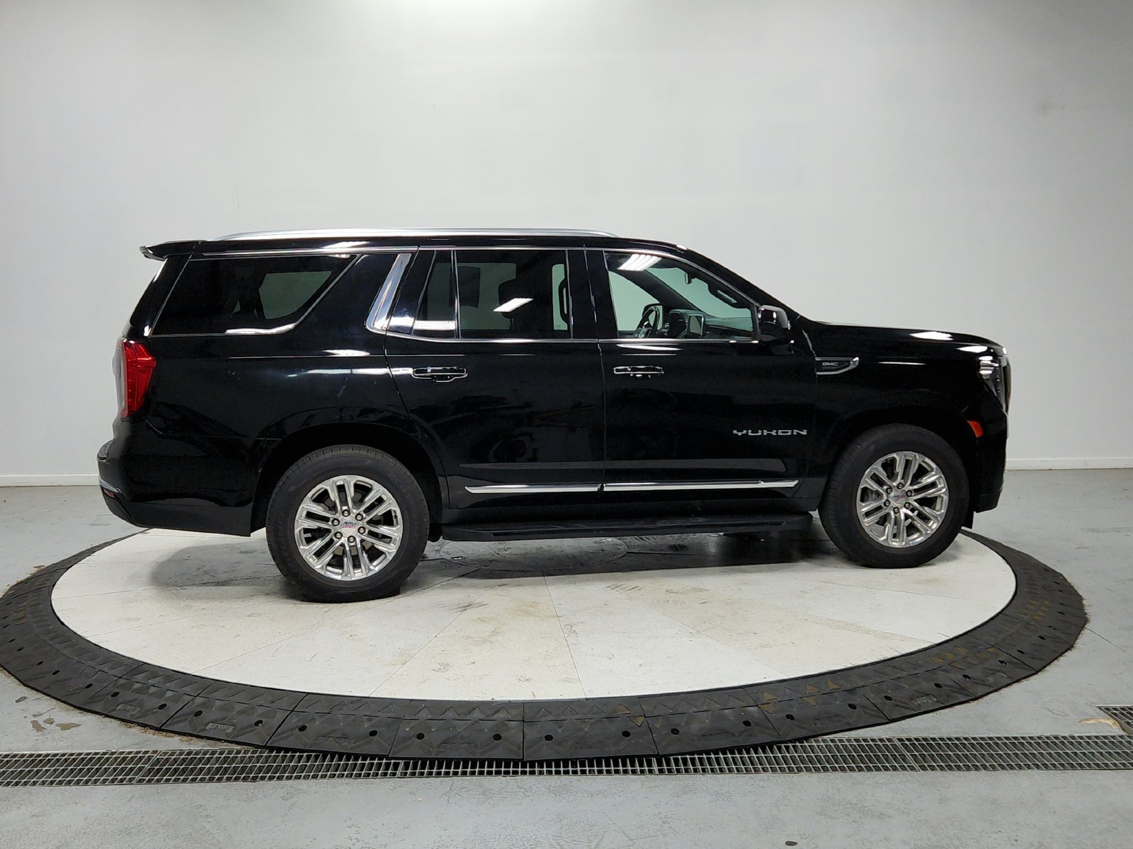 Used 2023 Black GMC SLT image 9