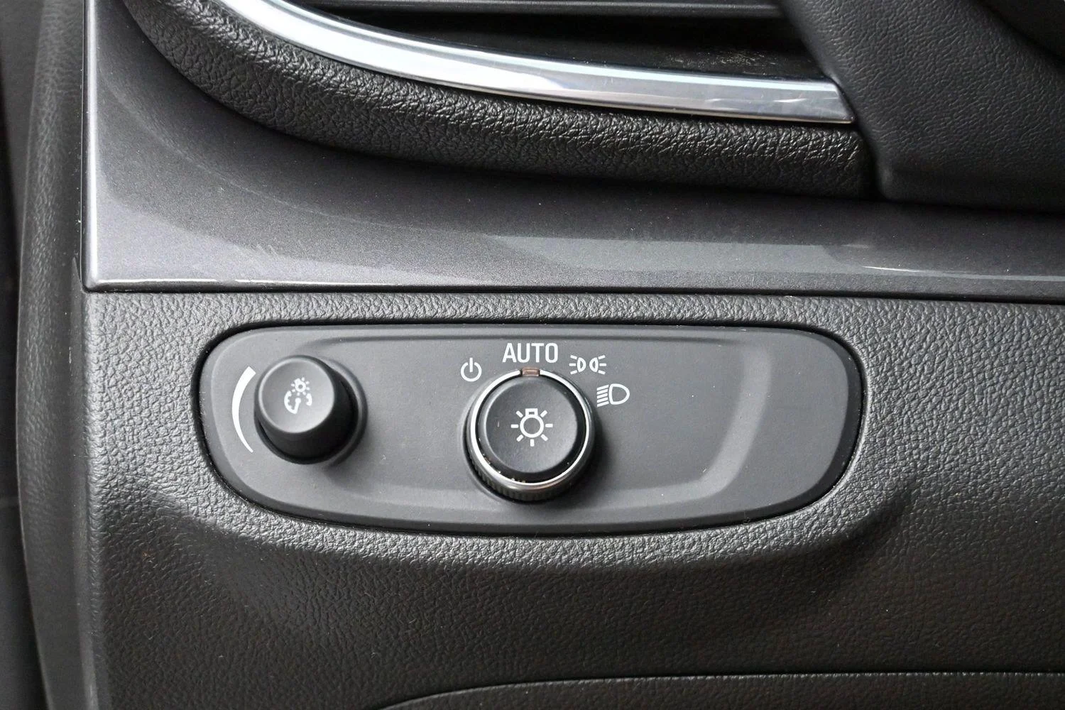 Used 2021 Summit White Buick Preferred image 24
