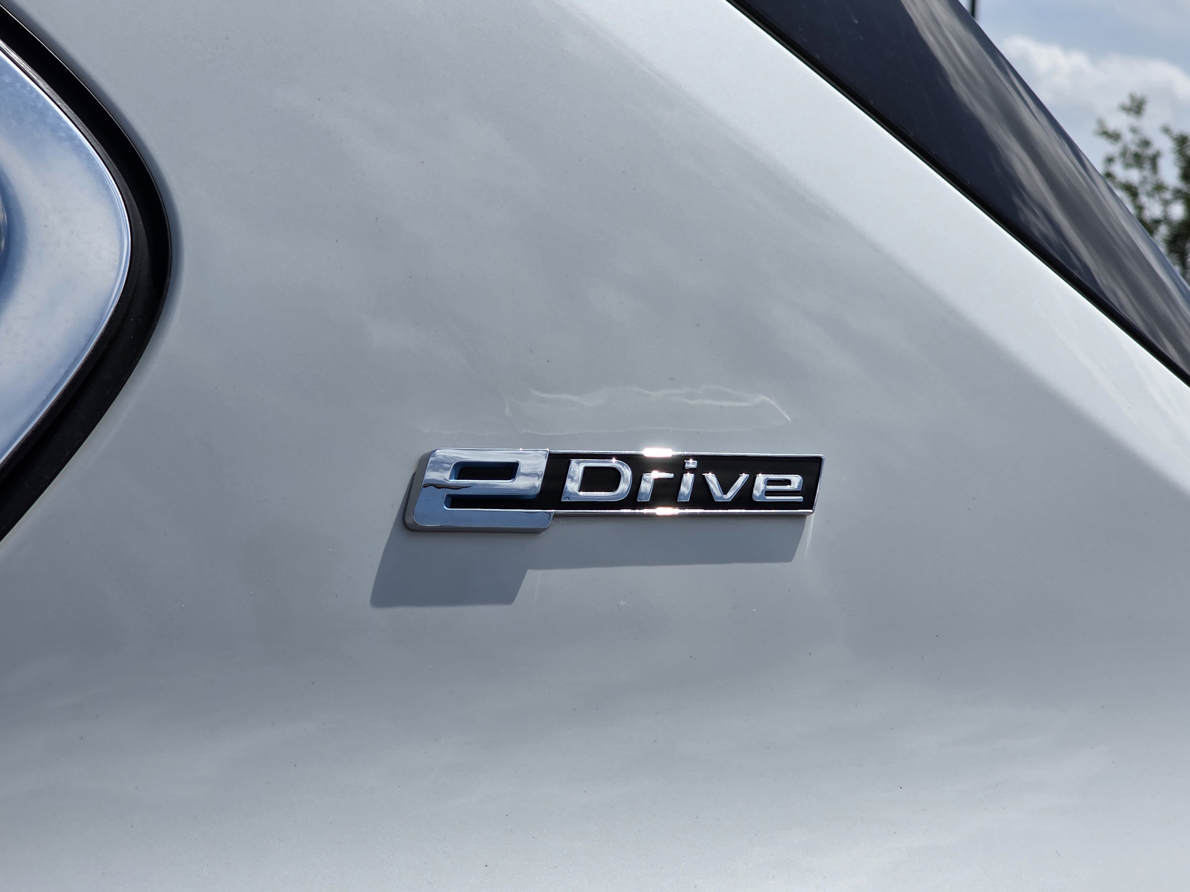 Used 2017 White Metallic BMW xDrive40e iPerformance image 10