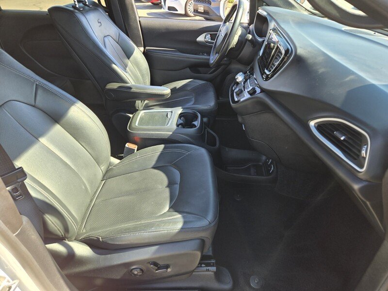 Used 2020 White Chrysler Touring L Plus image 17