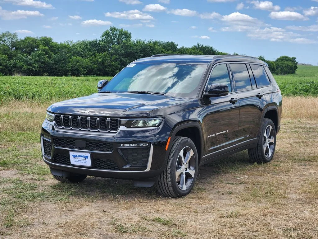 New 2026 Diamond Black Crystal Pearl-Coat Exterior Paint Jeep Limited image 2