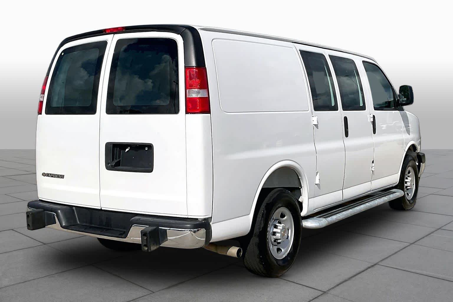 Used 2025 Summit White Chevrolet  image 11