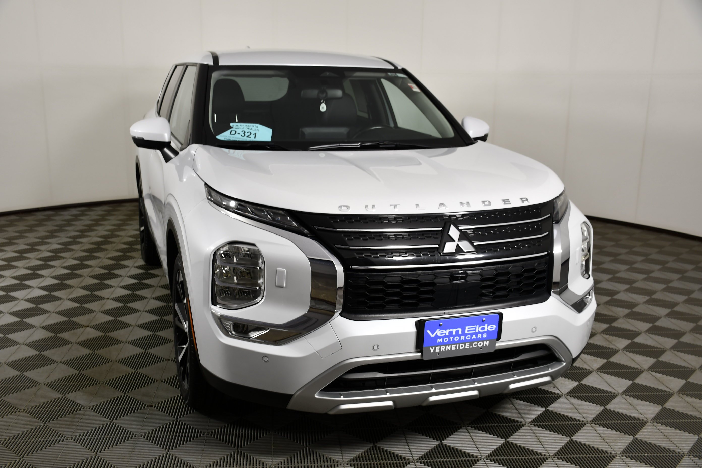 Certified Used 2024 White Diamond Mitsubishi SE image 3