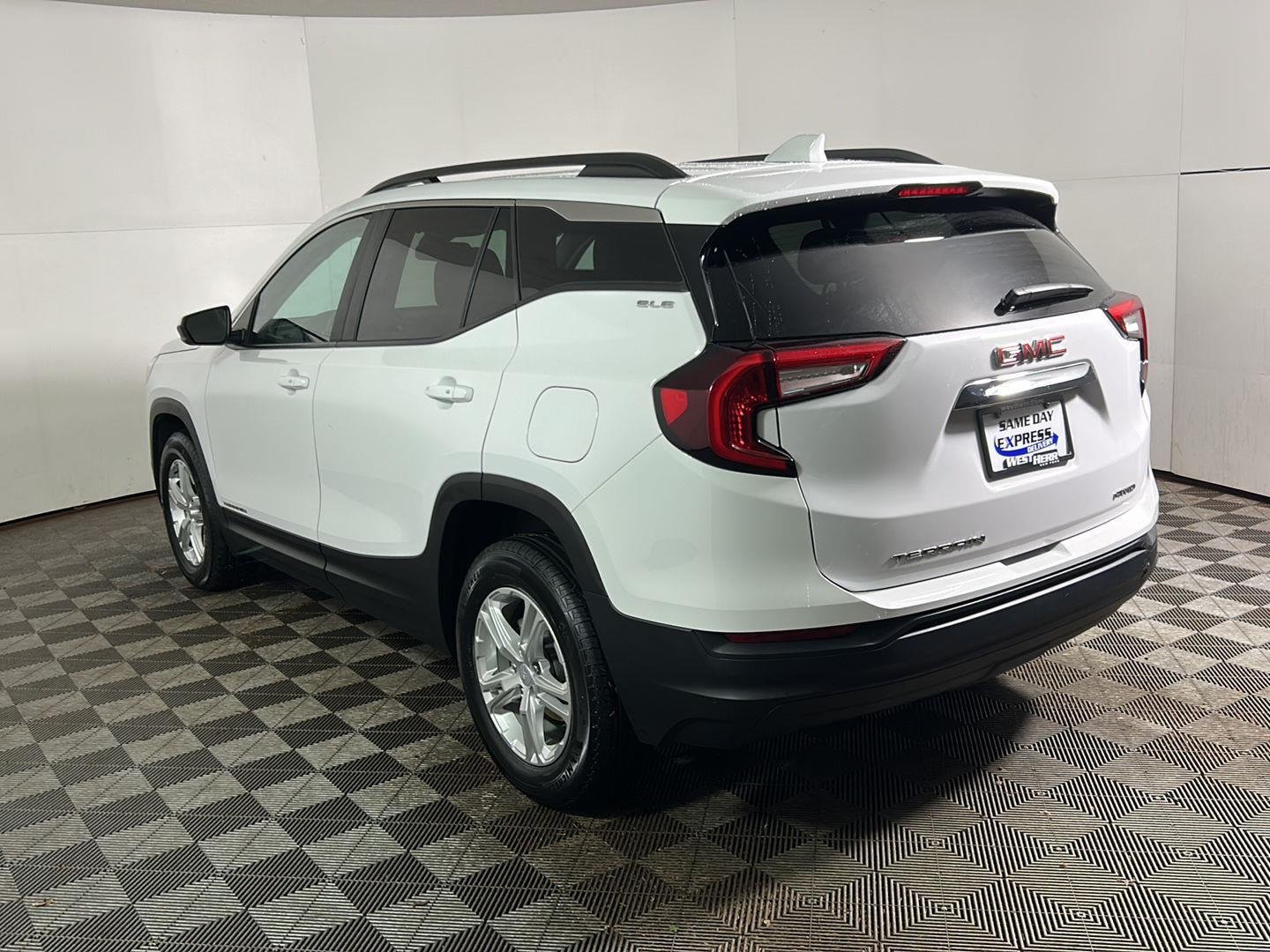 Used 2024 Summit White GMC SLE image 10