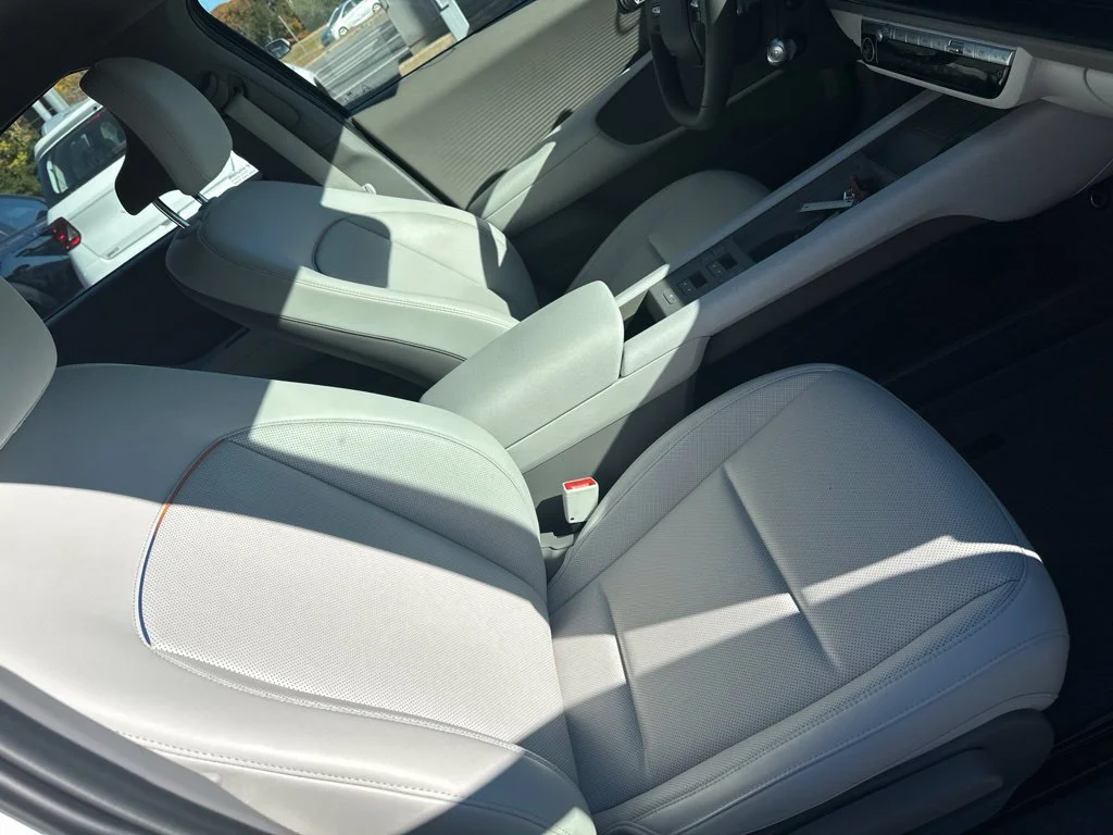 Used 2023 Gold Hyundai SEL image 8