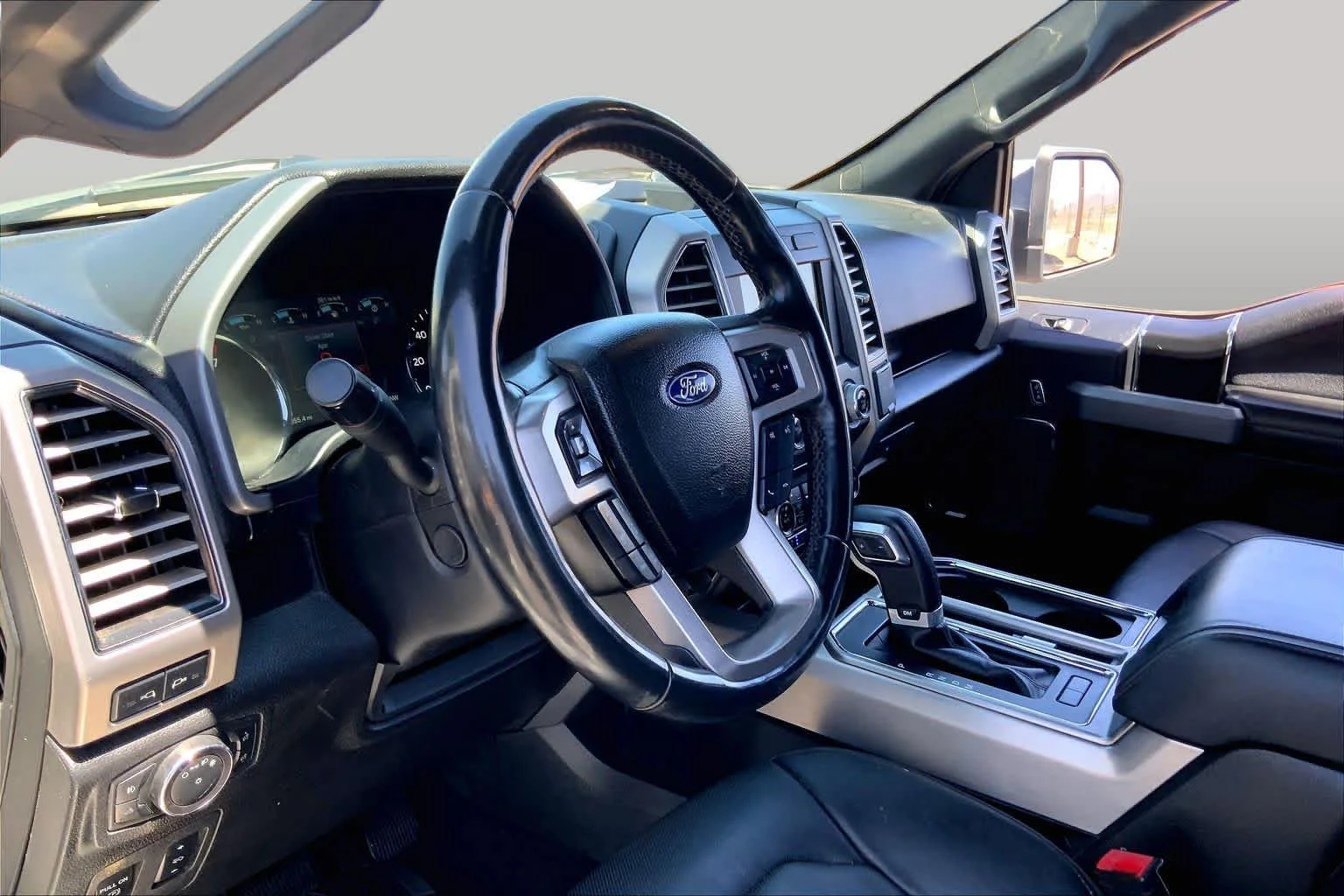 Used 2018 White Platinum Metallic Tri-Coat Ford Platinum image 15