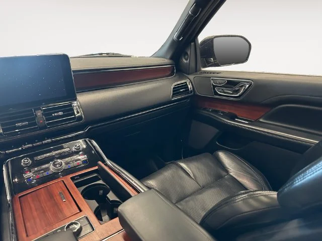 Used 2021 Black Lincoln Reserve image 11