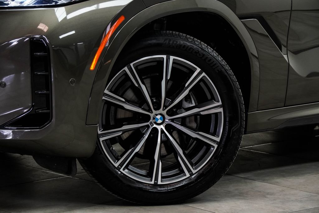 Used 2024 Green BMW xDrive40i image 3