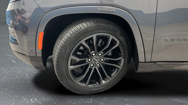Used 2024 Baltic Gray Metallic Clearcoat Jeep Series III image 30
