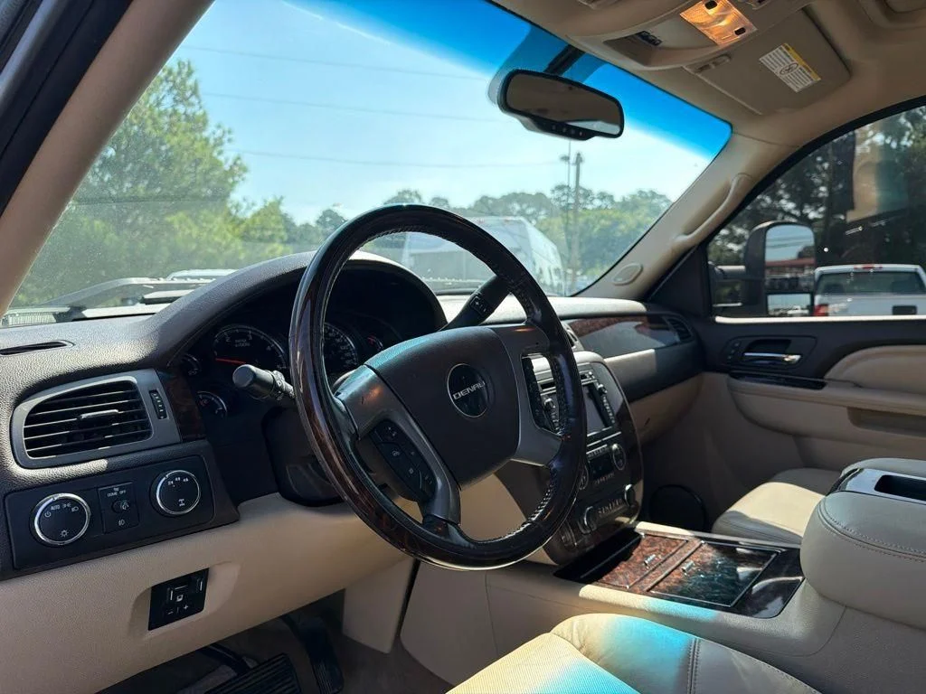 Used 2011 White GMC Denali image 33