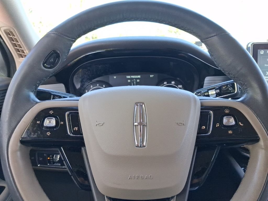 Used 2021 White Lincoln Standard image 30