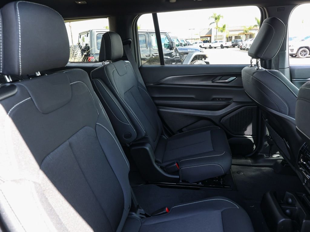 New 2026 Diamond Black Crystal Pearl-Coat Exterior Paint Jeep Laredo image 17