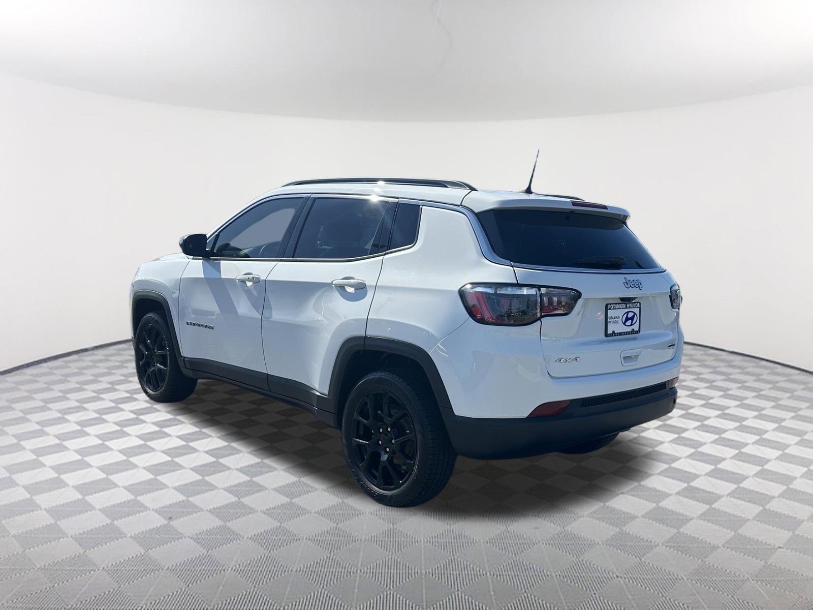 Used 2022 Bright White Clearcoat Jeep Latitude Lux image 7