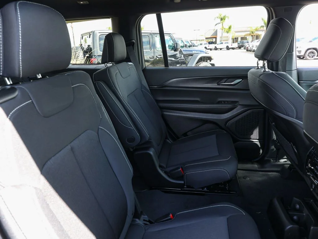 New 2026 Diamond Black Crystal Pearl-Coat Exterior Paint Jeep Laredo image 18