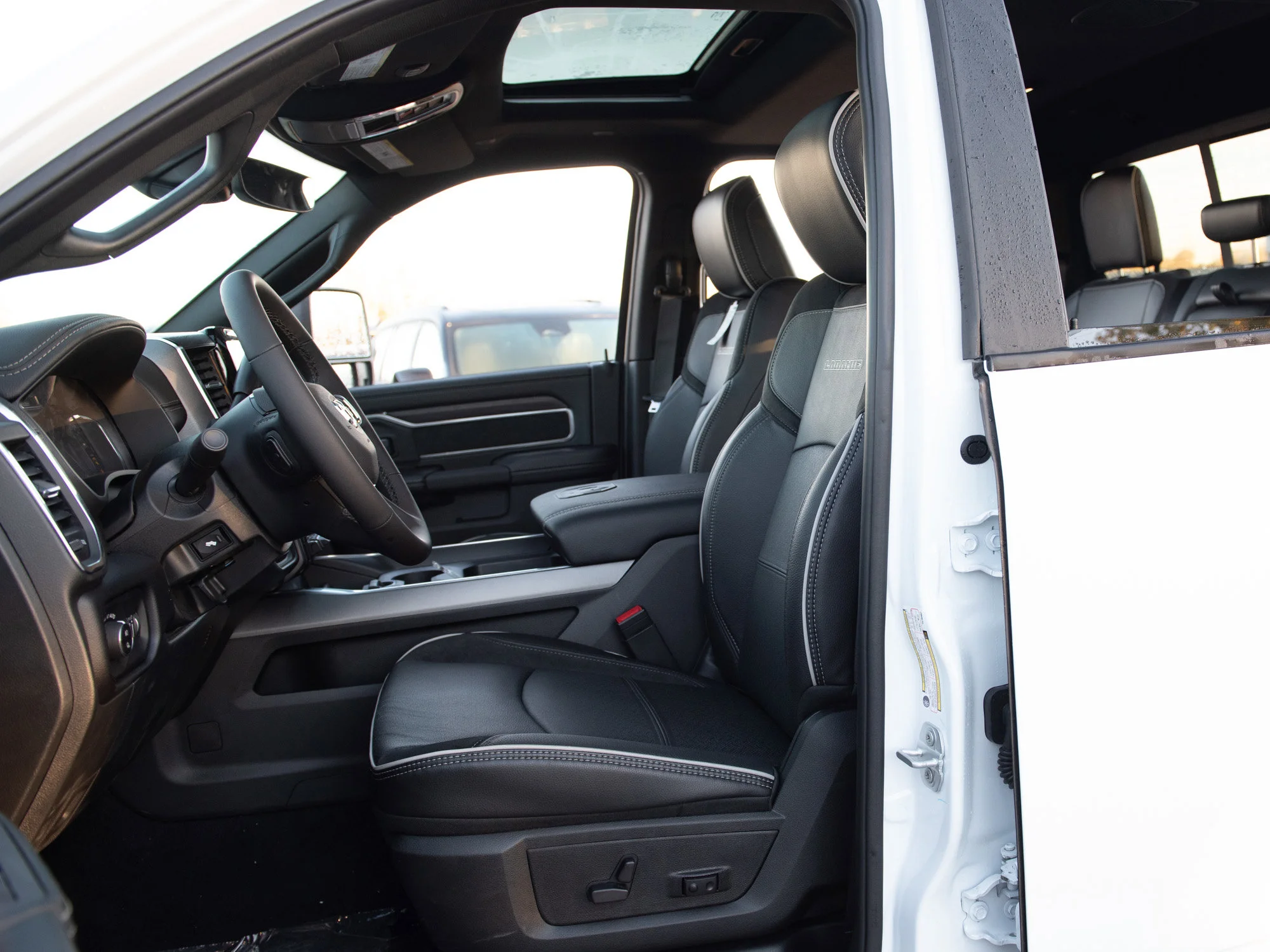 New 2026 White RAM Laramie* 4x4, Sunroof, Dual Wireless Charging Pad, Remote Start image 21
