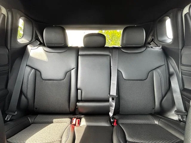 New 2026 Bright White Clear-Coat Exterior Paint Jeep Latitude image 26