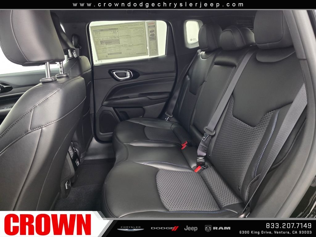 New 2026 Diamond Black Crystal Pearl-Coat Exterior Paint Jeep Latitude image 11