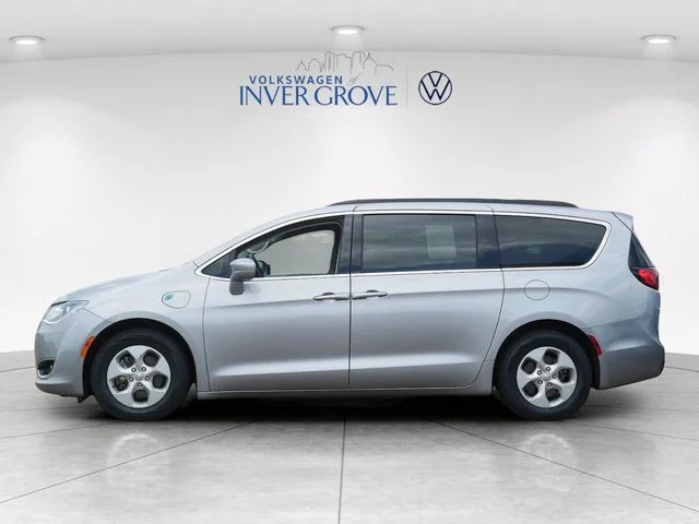 Used 2017 Silver Chrysler Premium image 4