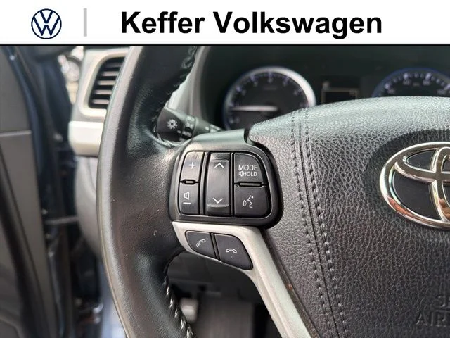 Used 2018 Blue Toyota XLE image 18