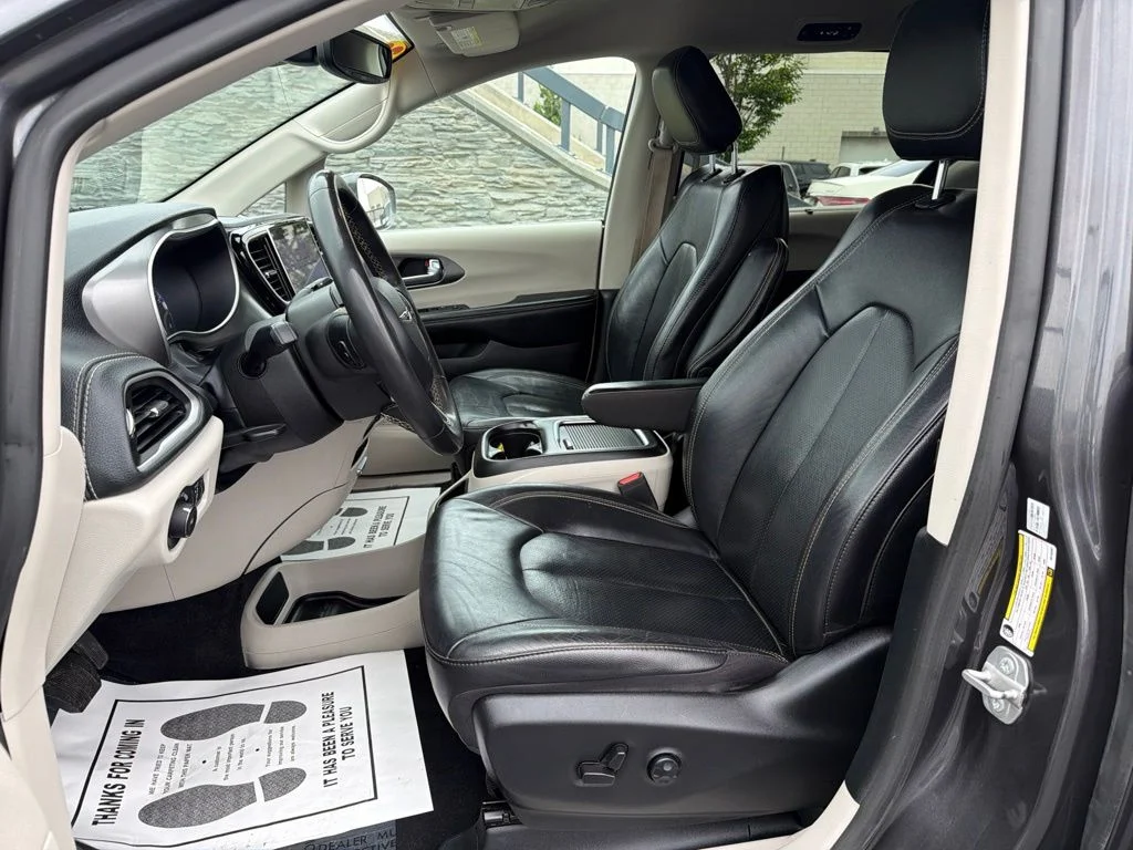 Used 2022 Gray Chrysler Touring L image 10