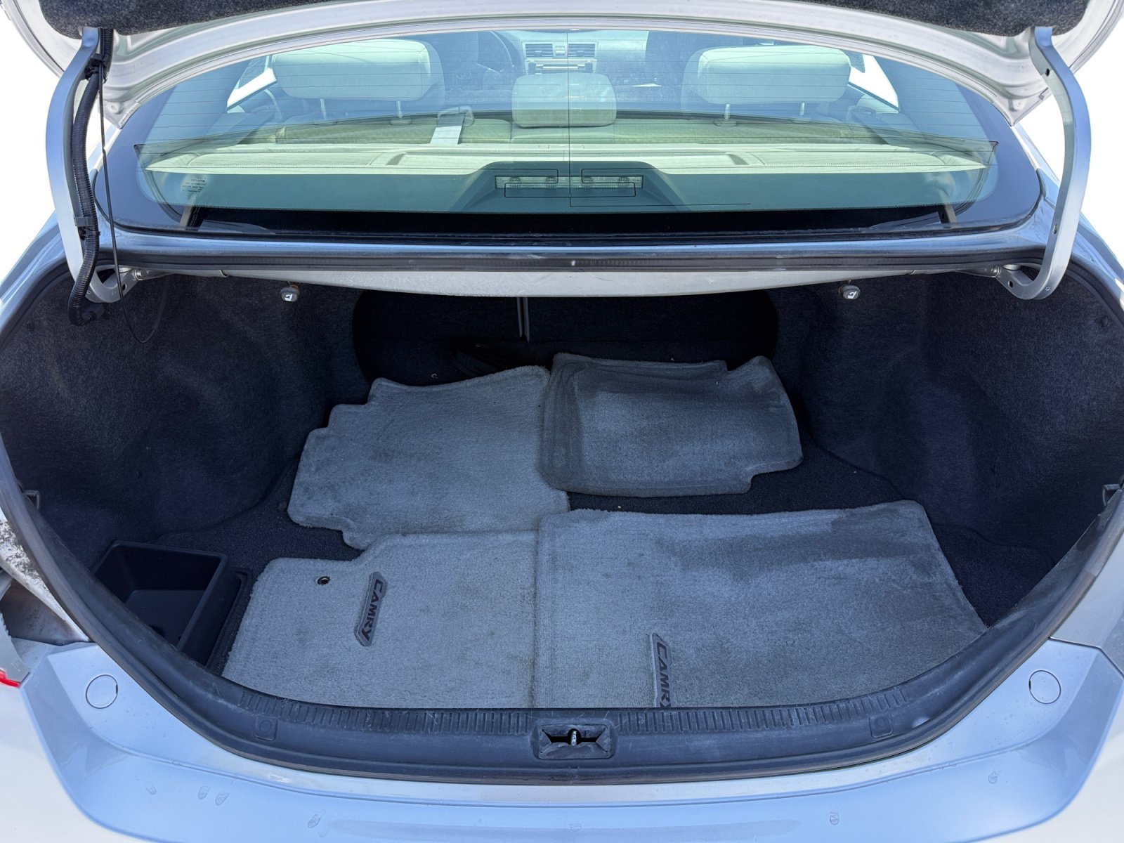 Used 2009 Silver Toyota LE image 17