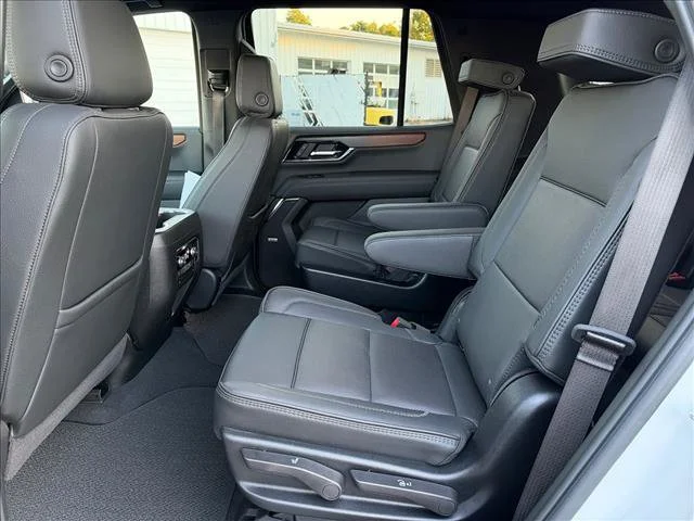 Used 2025 White Frost Tricoat GMC Denali image 19
