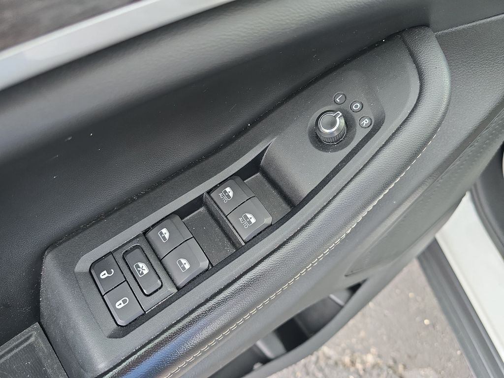 Used 2023 White Jeep Limited image 11