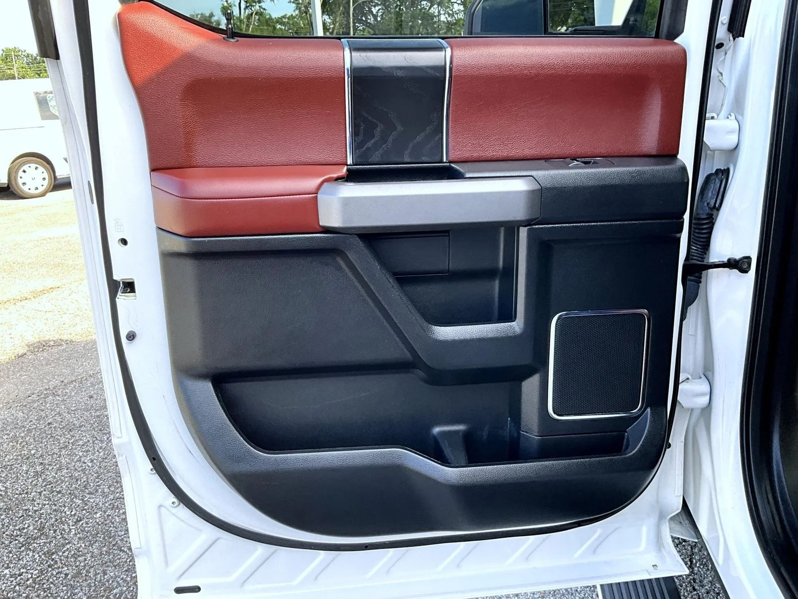 Used 2018 White Ford Platinum image 25