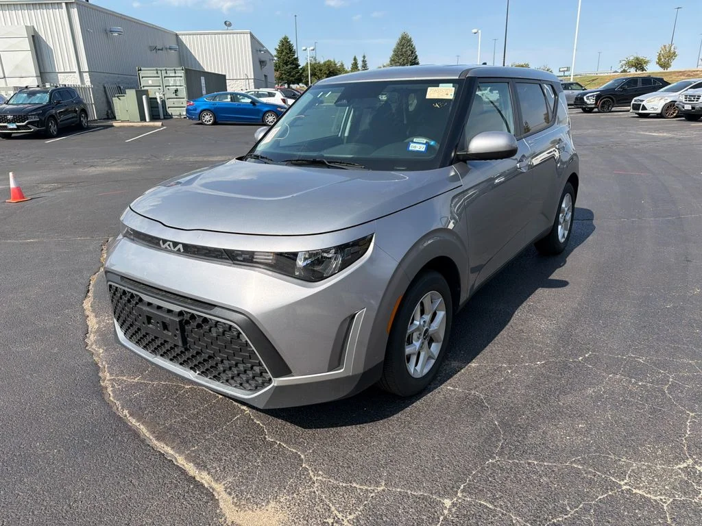 Used 2025  Kia LX image 7