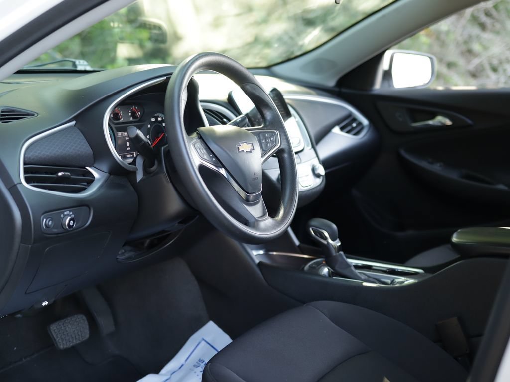 Used 2024 Summit White Chevrolet 1LT image 9